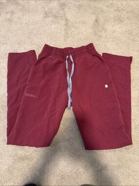 Figs burgundy scrub set